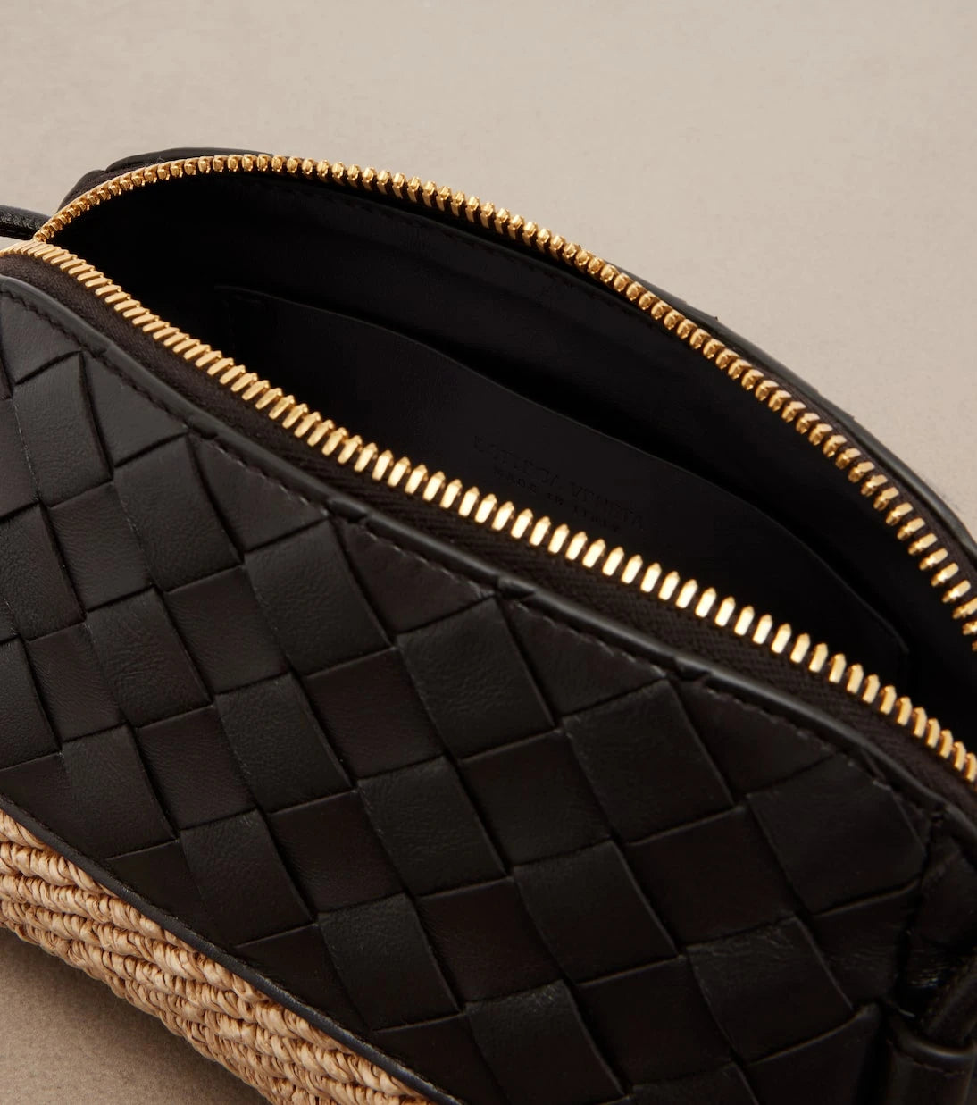Bottega Veneta - Concert leather and raffia shoulder bag