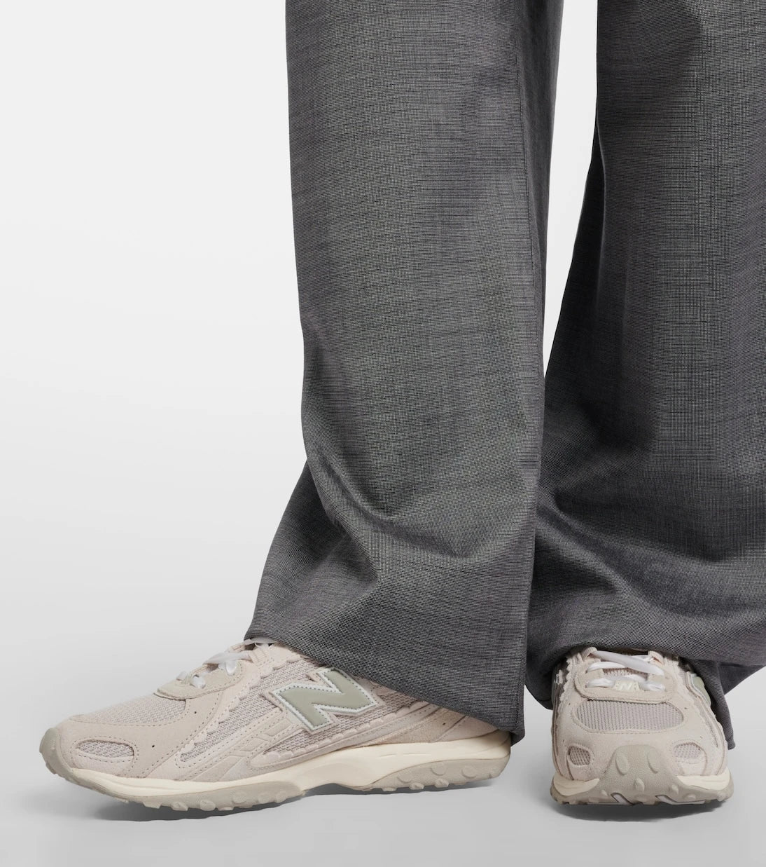 New Balance - حذاء رياضي 204 بتفاصيل سويدي