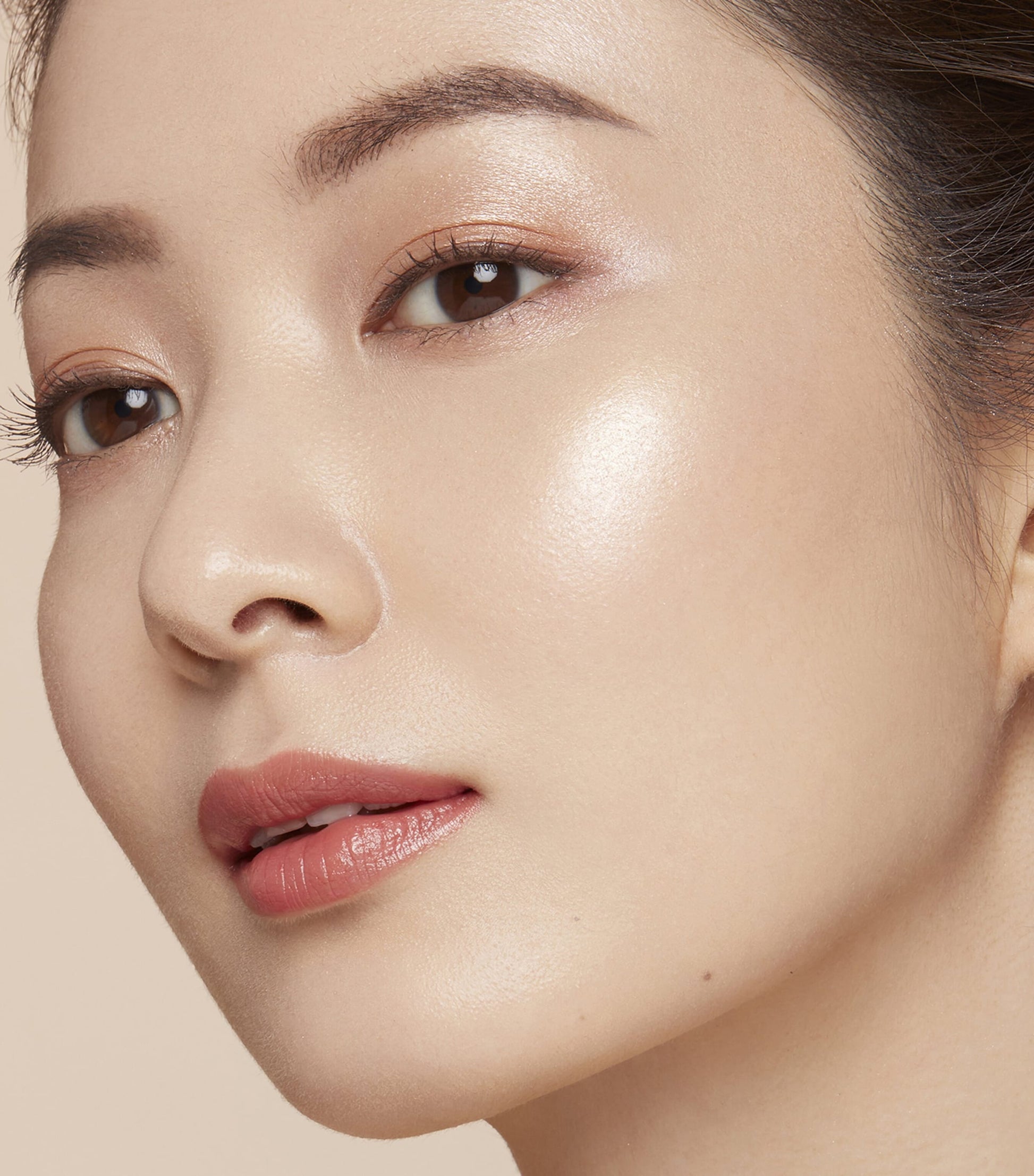 Clé de Peau Beauté The Luminizing Face Enhancer