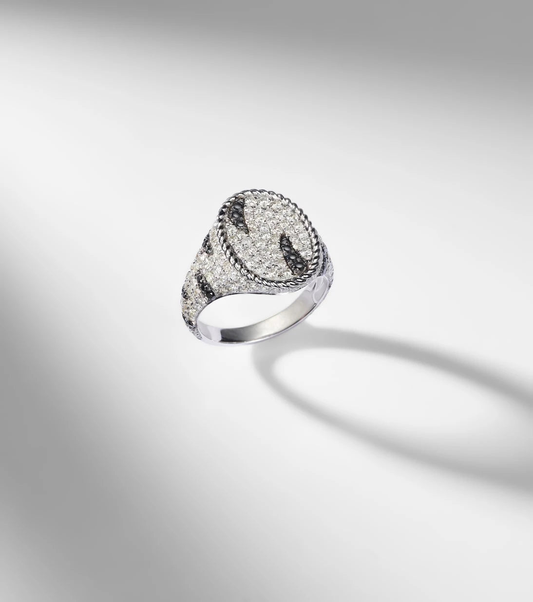 Yvonne Léon - Zèbre 18kt white gold pinky ring with diamonds