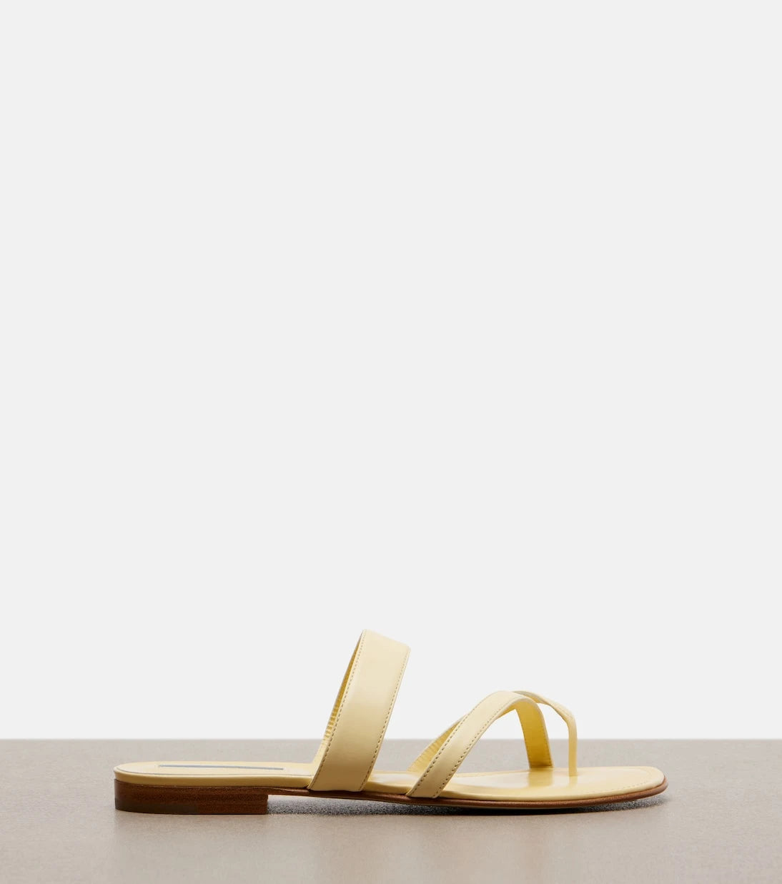 Manolo Blahnik - صنادل Susa الجلدية