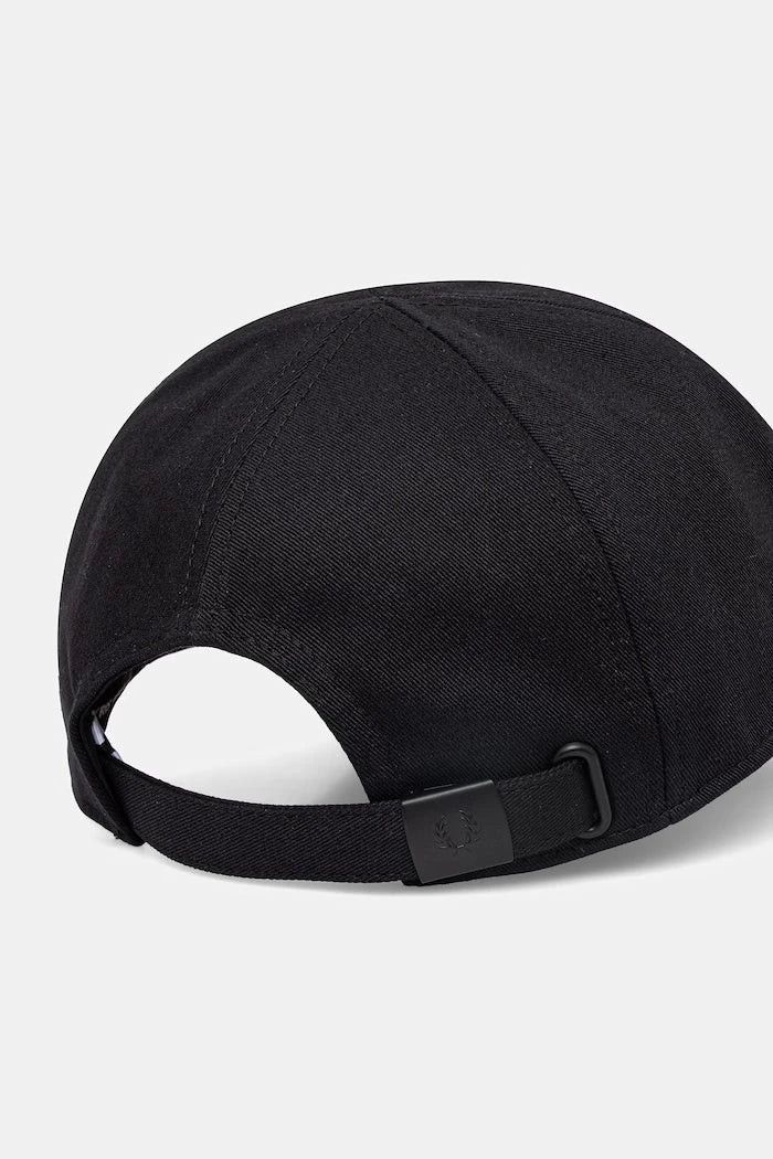 Памучна шапка с козирка Fred Perry