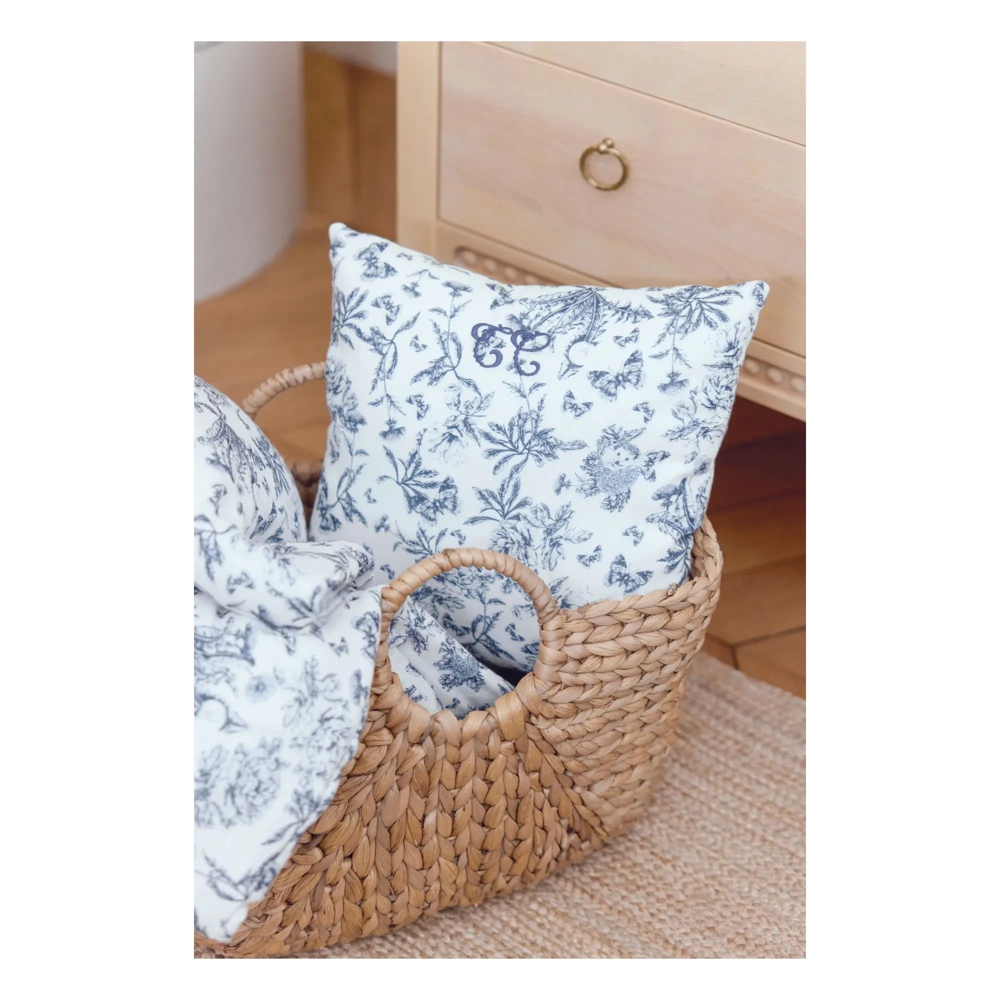 Tartine et Chocolat - Toile de Jouy cushion | Navy blue