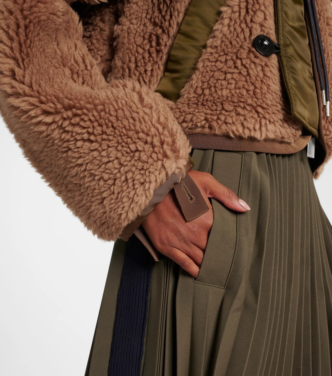 Sacai - جاكيت فرو صناعي بحواف من التويل