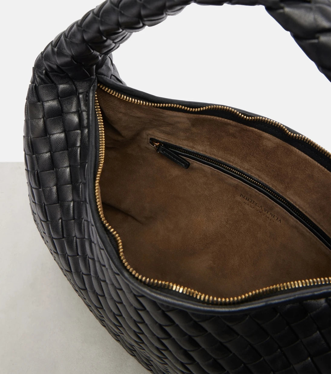 Bottega Veneta - حقيبة كتف Veneta Medium من الجلد