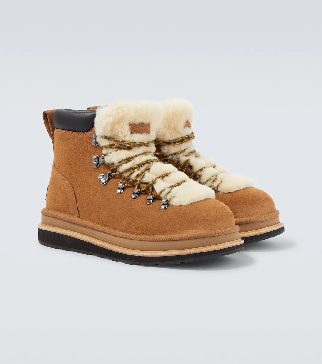 Sacai - حذاء هايكنج من جلد الشامواه وشيرلينج بالتعاون مع UGG