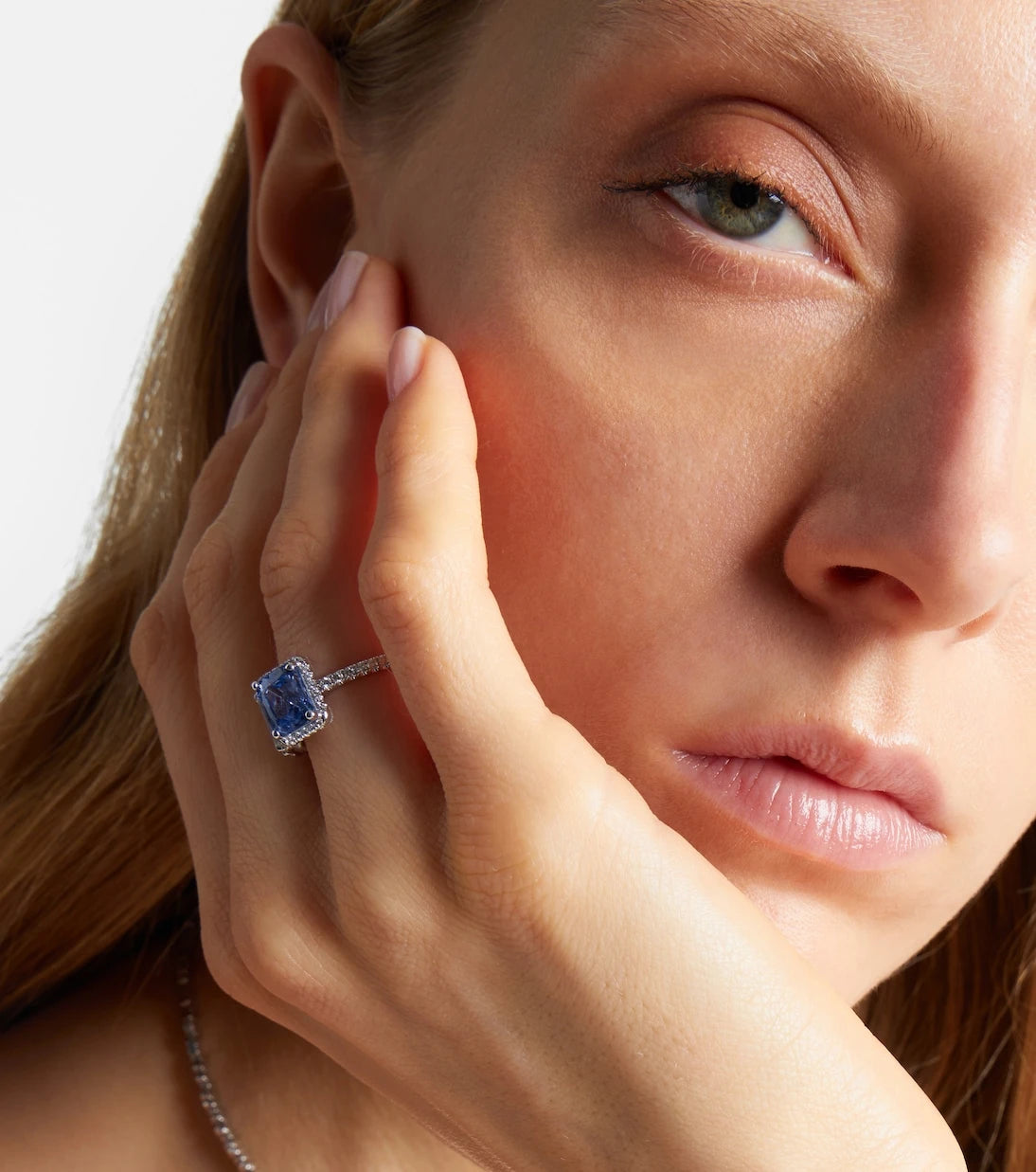 Suzanne Kalan - 18kt white gold ring with diamonds and sapphire