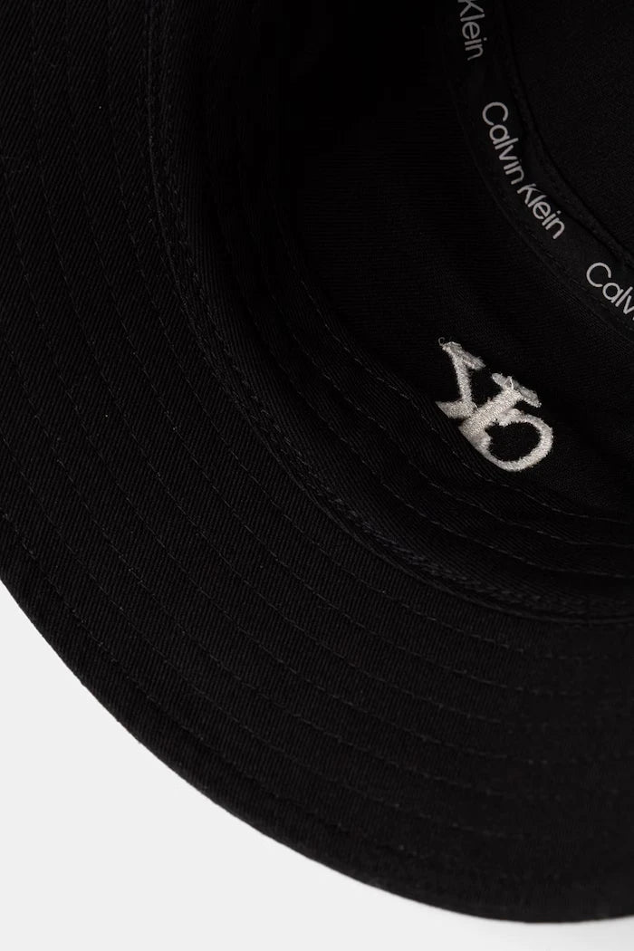 Calvin Klein шапка идиотка дамска от памук