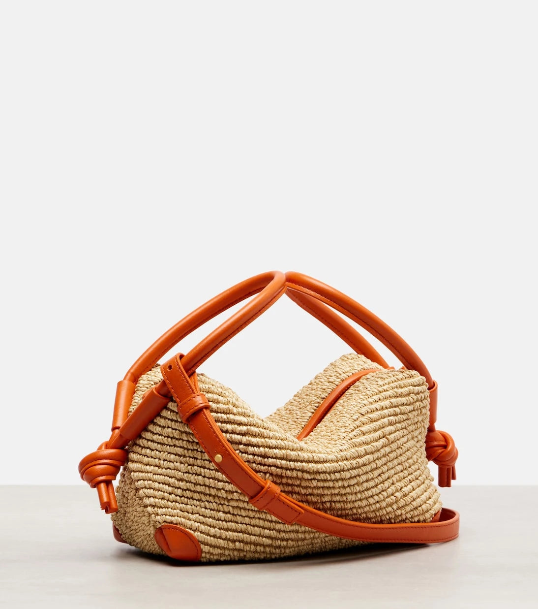 Bottega Veneta - حقيبة توت Loop من الرافيا والمزينة بالجلد