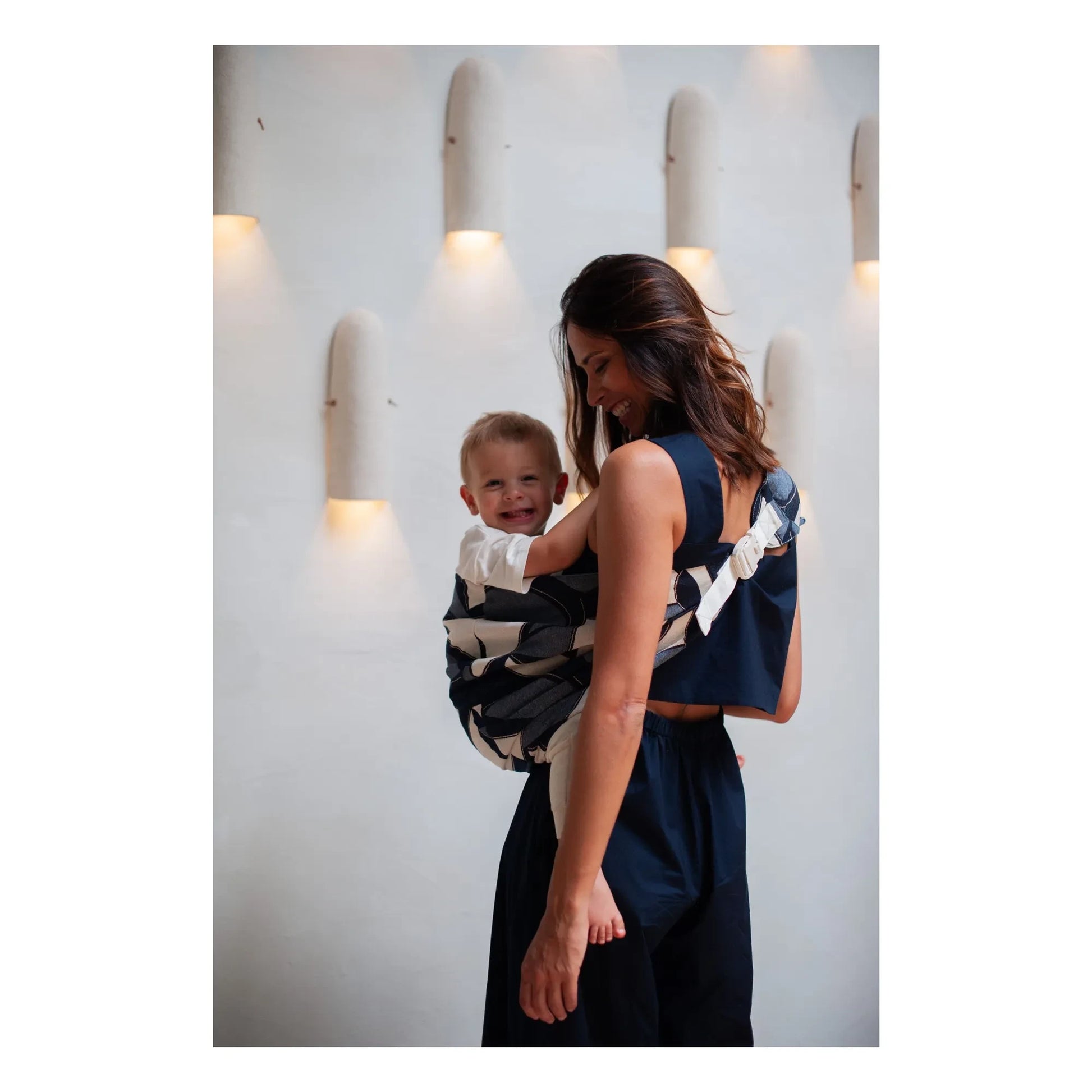 Mama Hangs - Carry &amp; Walk baby carrier | Indigo