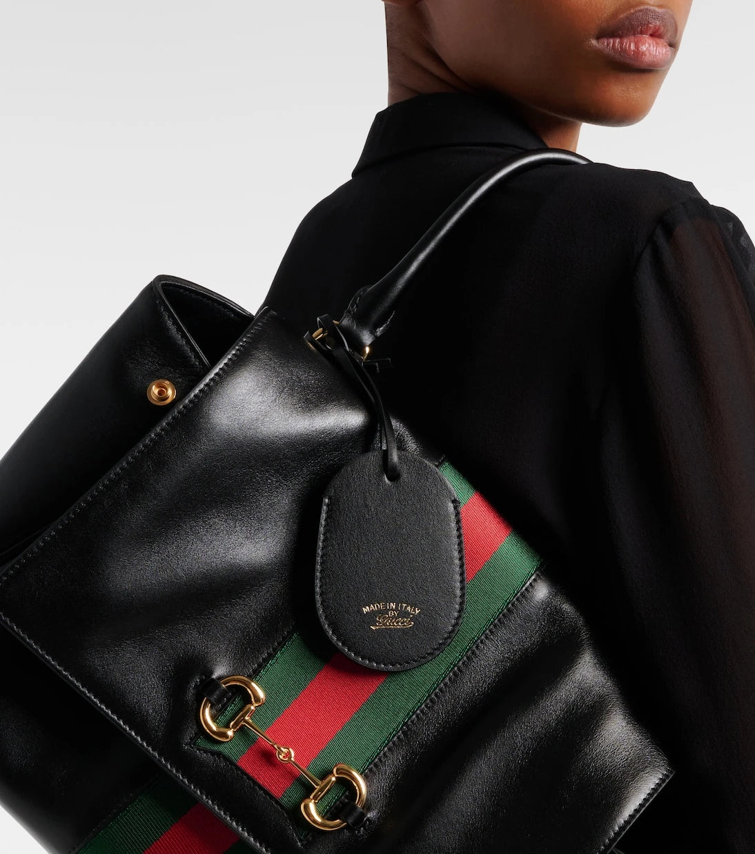 Gucci - حقيبة توت متوسطة من الجلد طراز Paparazzo