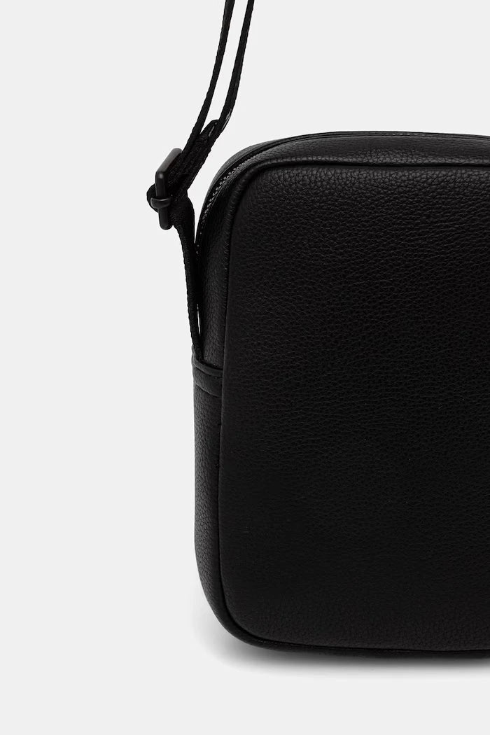 Calvin Klein чанта през рамо мъжка от имитация на кожа