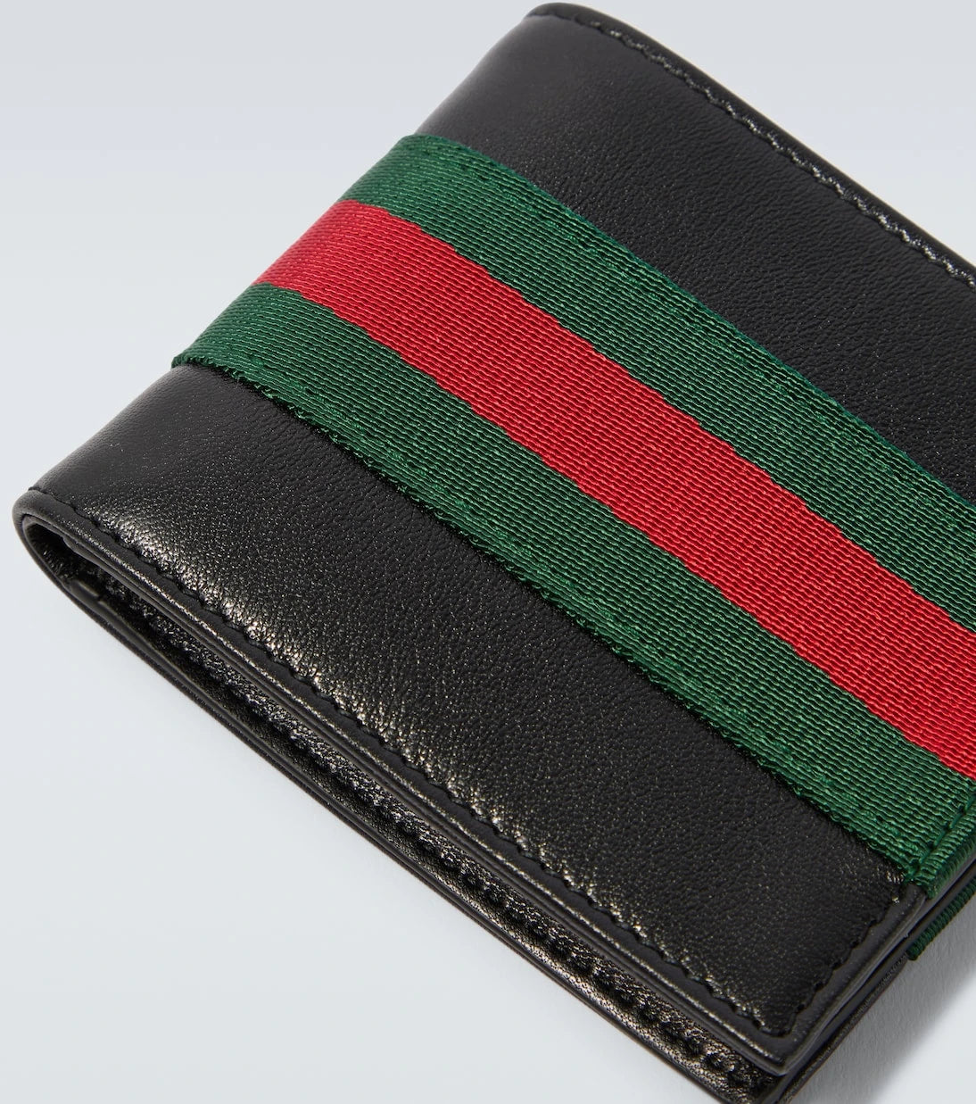 Gucci - محفظة جلدية ثنائية الطي بشعار ويب