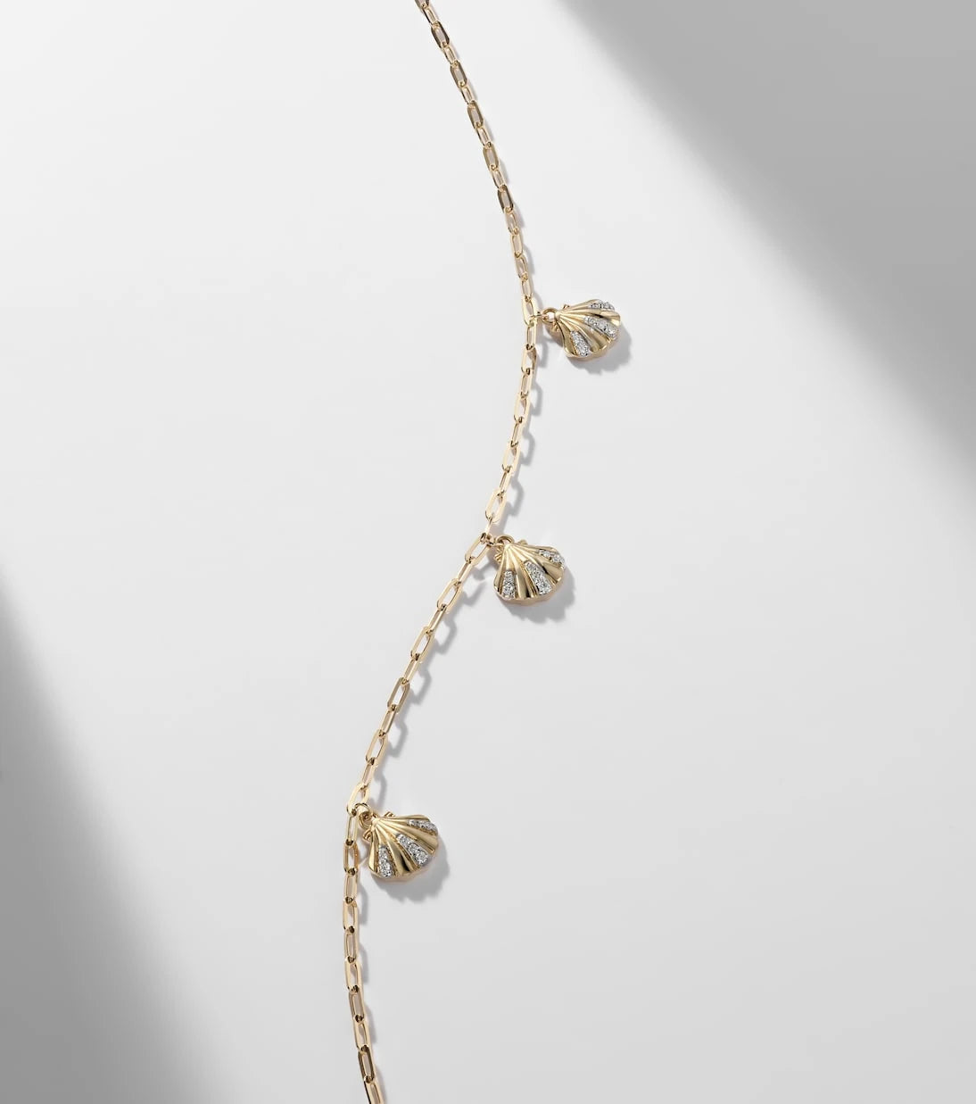Mateo - 3 Petite Venus Shell 14kt gold necklace with diamonds