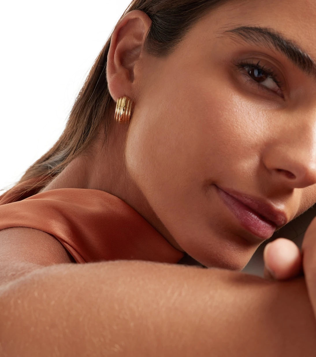 Stone and Strand - Serge 10kt gold hoop earrings