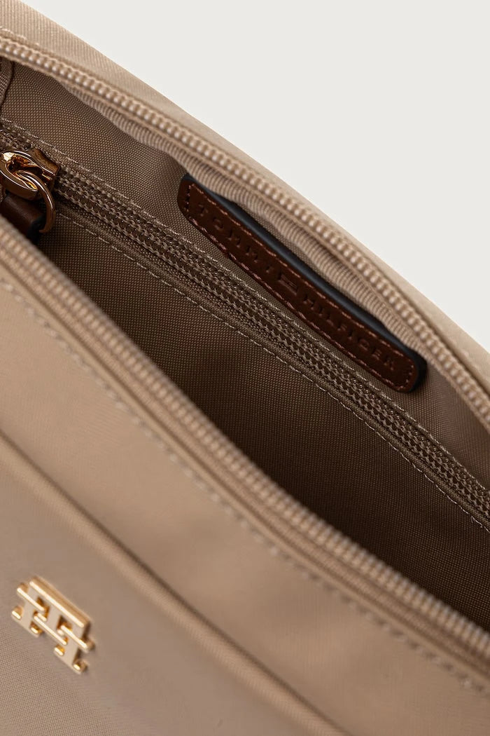 Tommy Hilfiger ayarlanabilir saplı kadın çantası