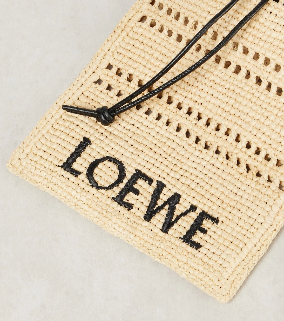 Loewe - حقيبة رافيا باولا إيبيزا بحزام