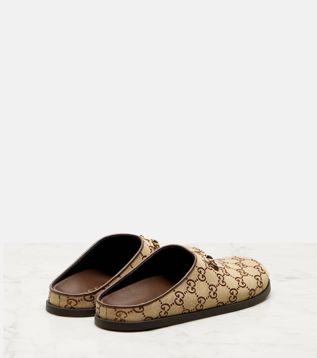 Gucci - حذاء مفتوح من الخلف مزين بجلد GG