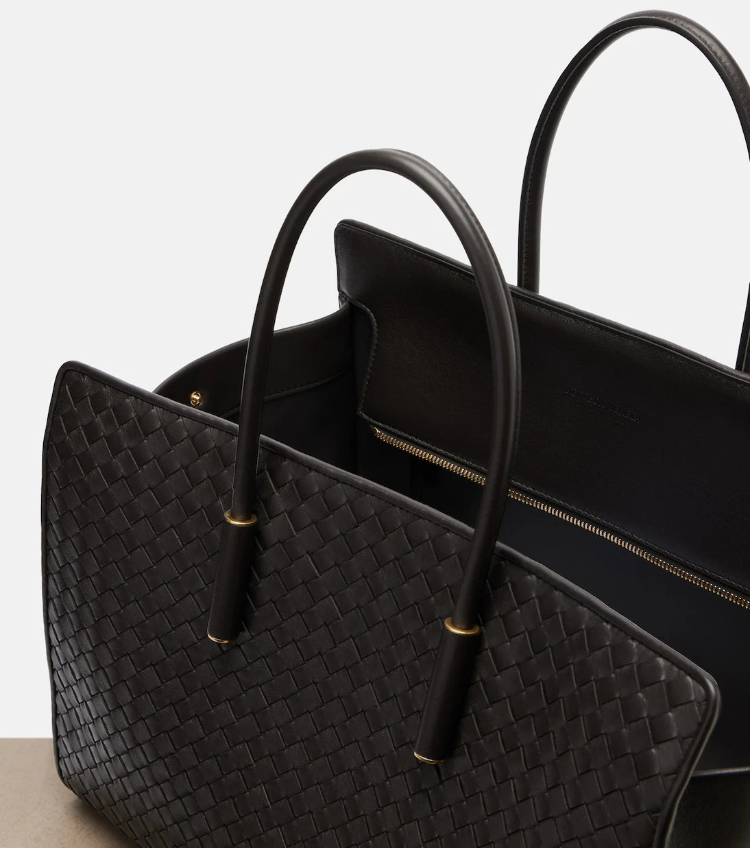 Bottega Veneta - حقيبة توتس باربرا متوسطة من الجلد