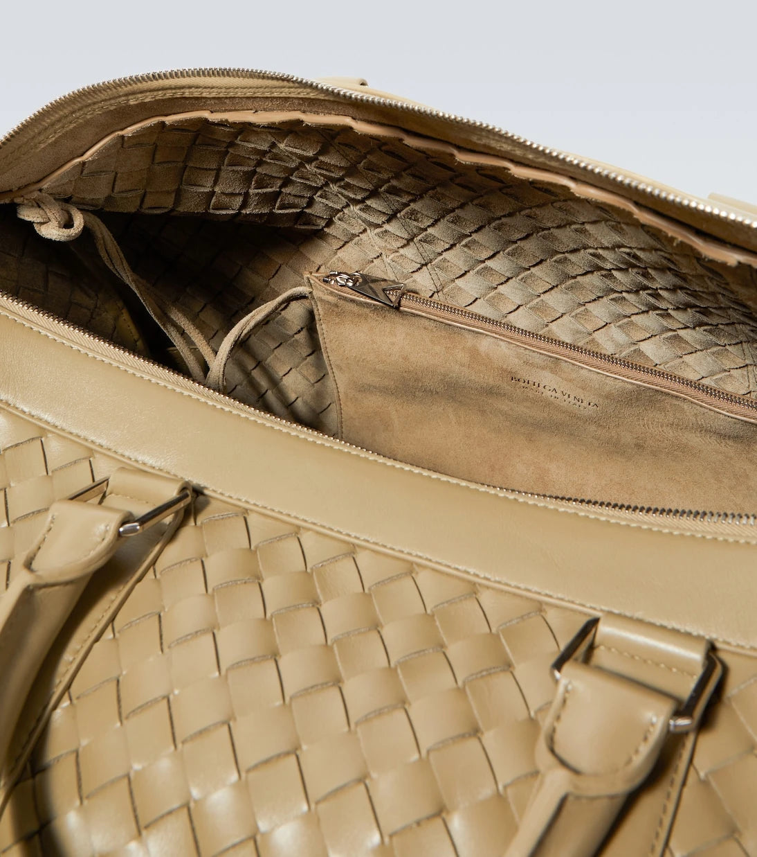 Bottega Veneta - حقيبة دفل كبيرة من جلد إنترتشياتو