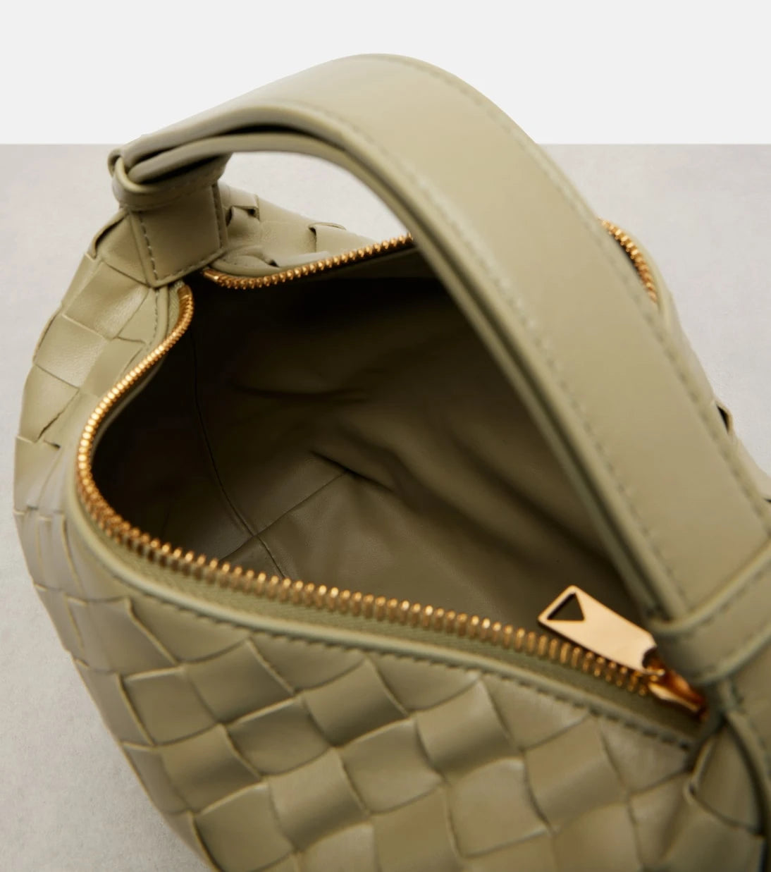 Bottega Veneta - حقيبة يد والاس من الجلد المجدول