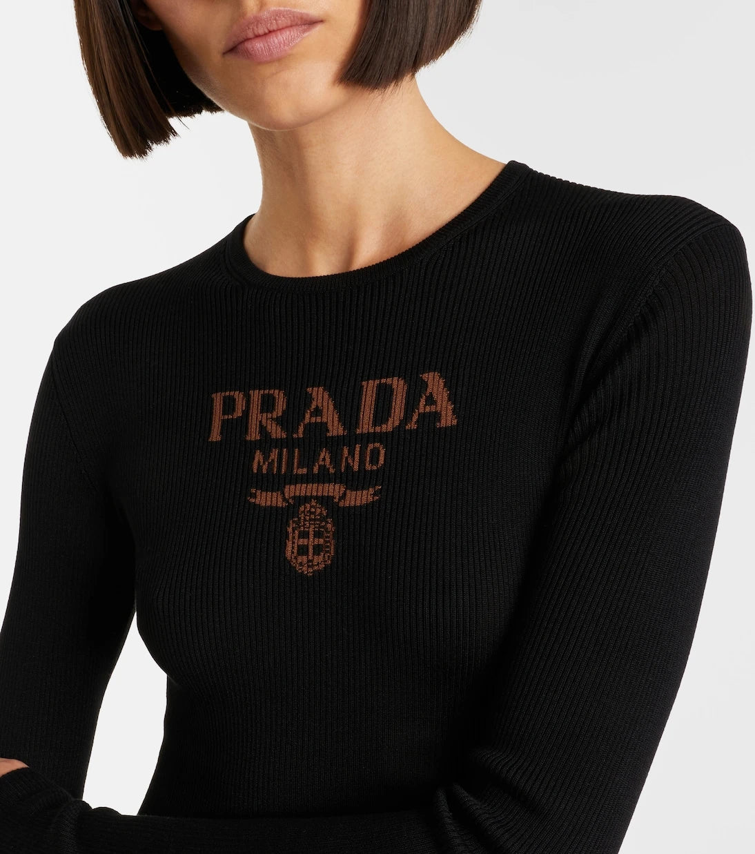 Prada - فستان ميدي حريري مضلّع ومزين بالشعار