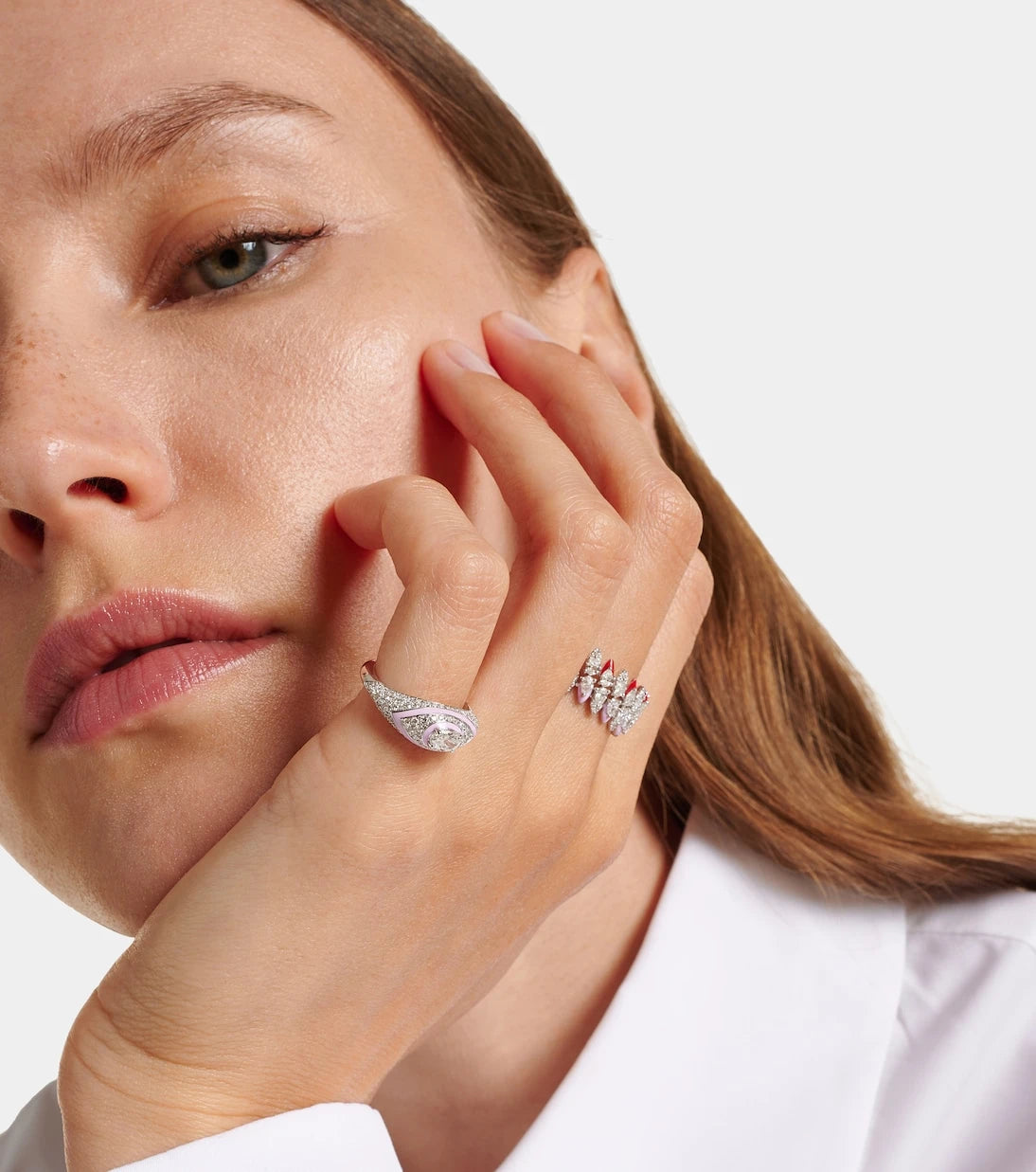Kamyen - Oval Eye 18kt white gold and enamel ring with diamonds