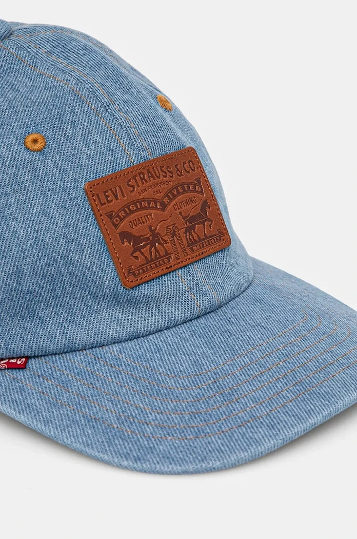 Памучна шапка с козирка Levi's