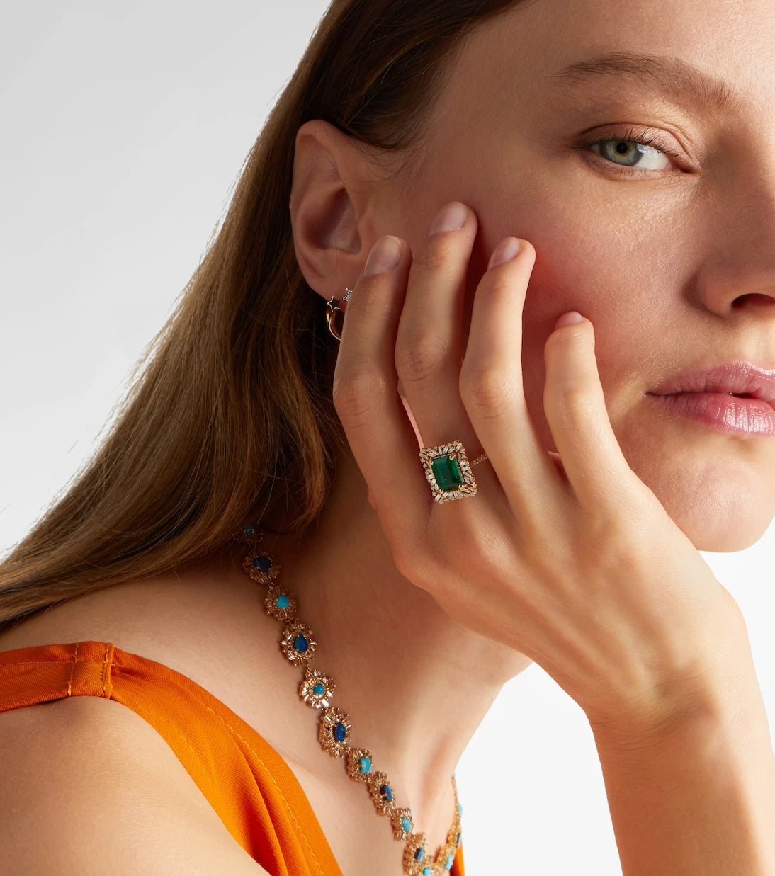 Suzanne Kalan - 18kt gold ring with emerald and diamonds