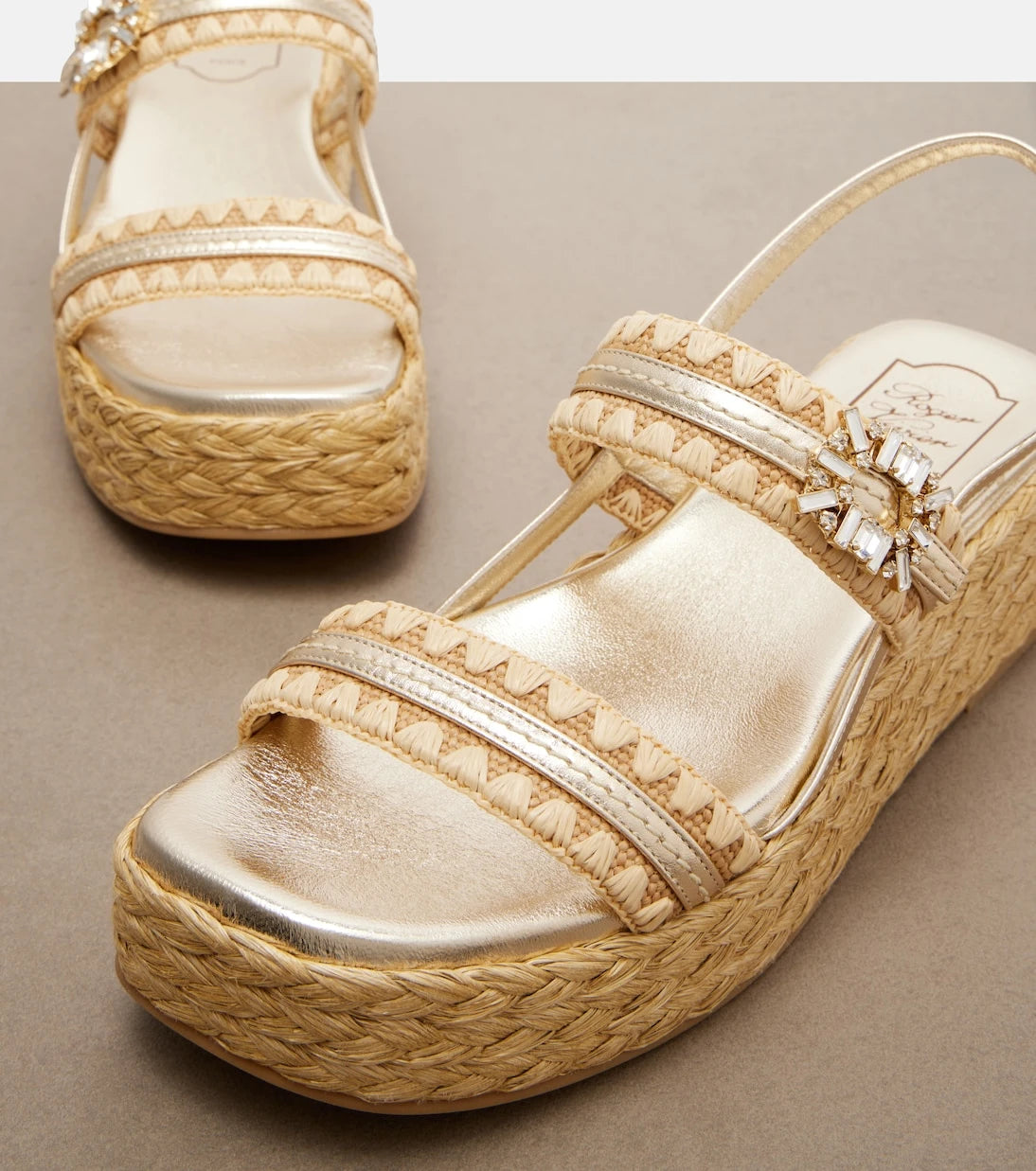 Roger Vivier - صنادل إسبادريل بكعب ويدج مزينة