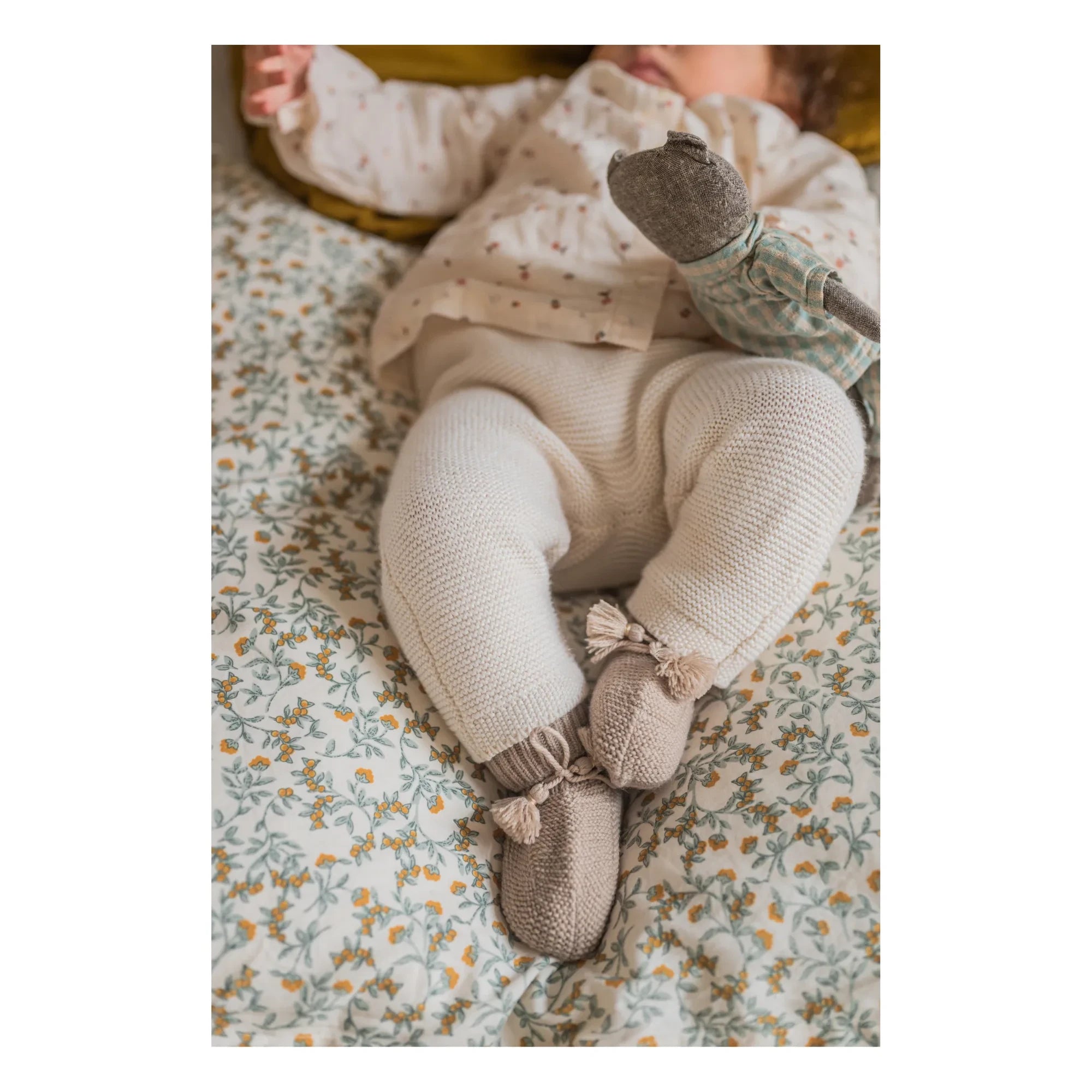 Gentil Coquelicot - Knitted Booties and Embroidered Pouch | Taupe brown