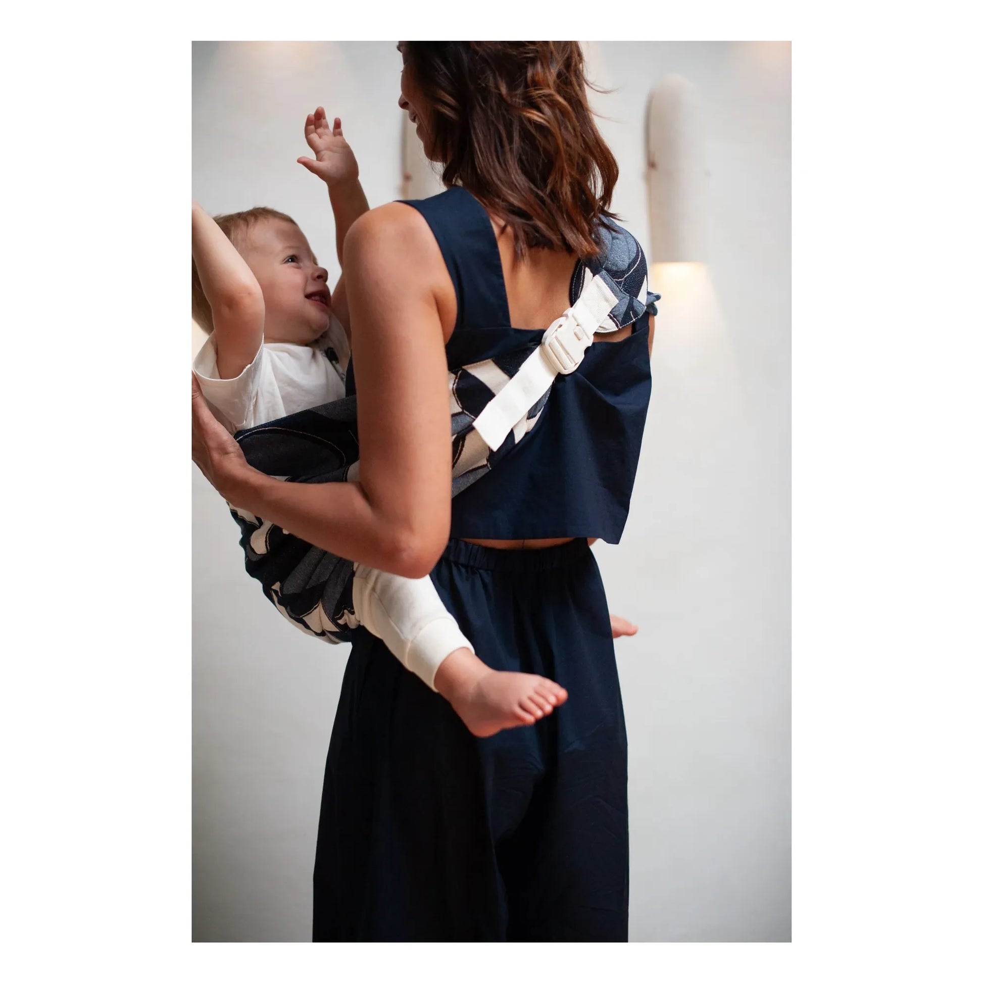 Mama Hangs - Carry &amp; Walk baby carrier | Indigo