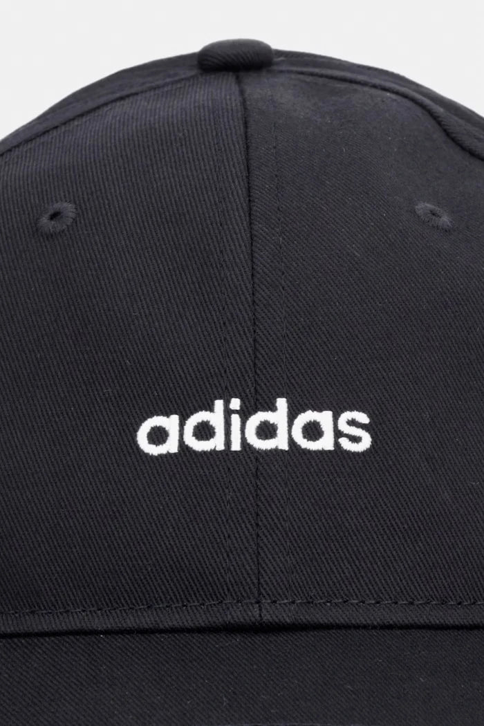 Памучна шапка с козирка adidas