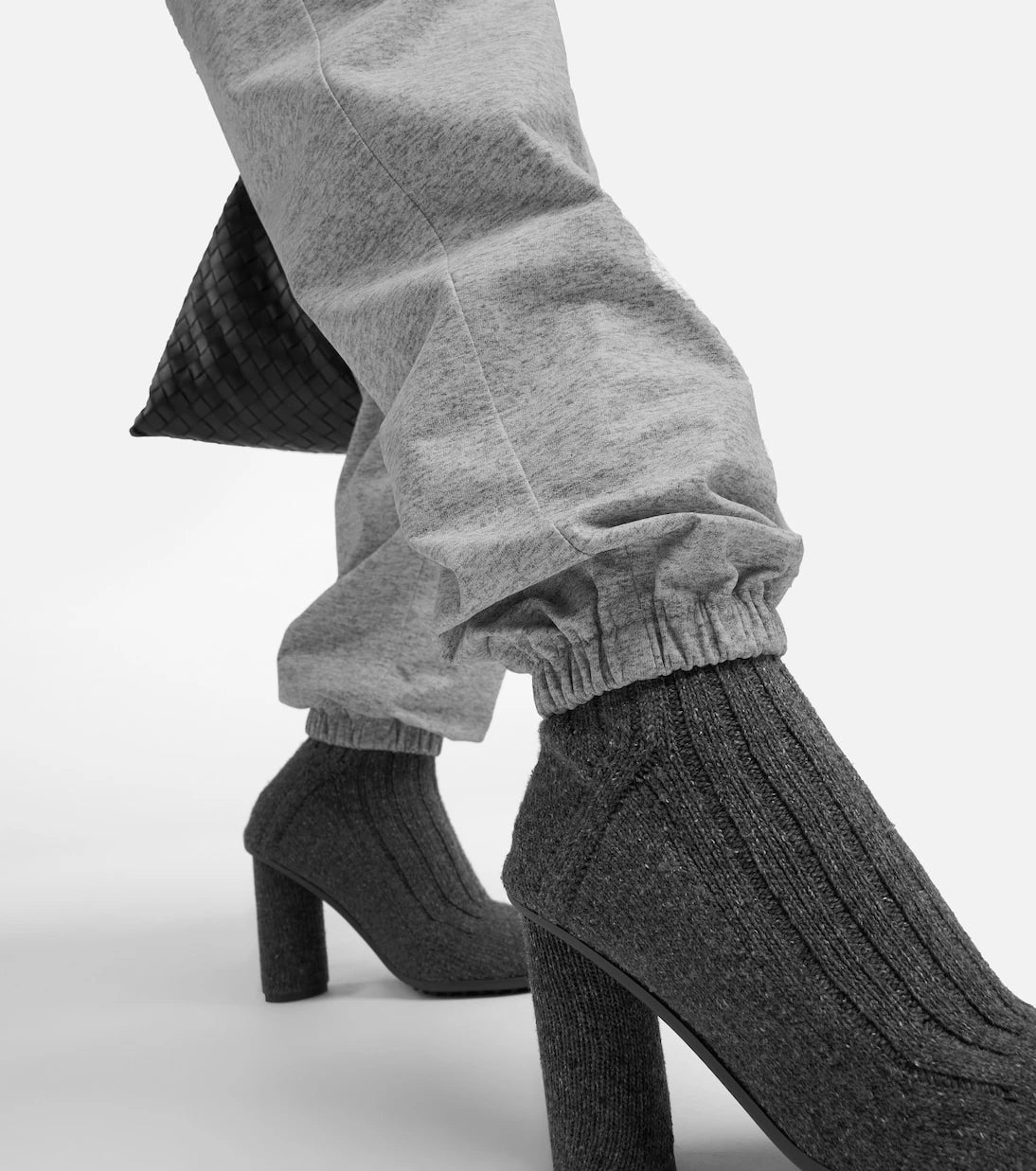 Bottega Veneta - بنطال رياضي جلد بنمط Trompe l'œil