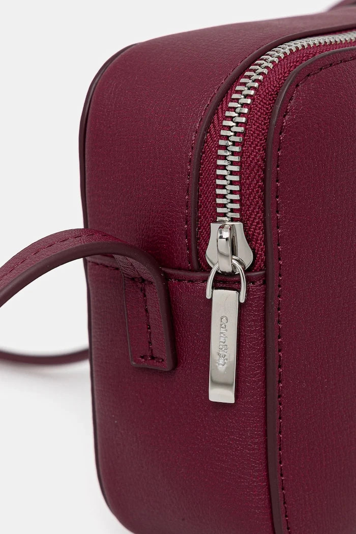Calvin Klein kadın suni deri çapraz çanta
