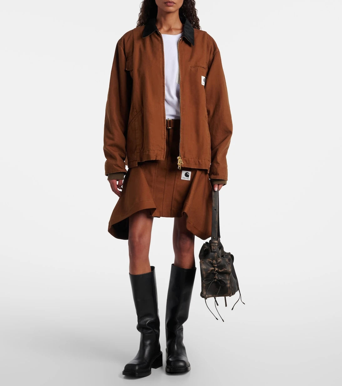 Sacai - جاكيت بافر من قماش الكانفاس القطني بتعاون مع Carhartt