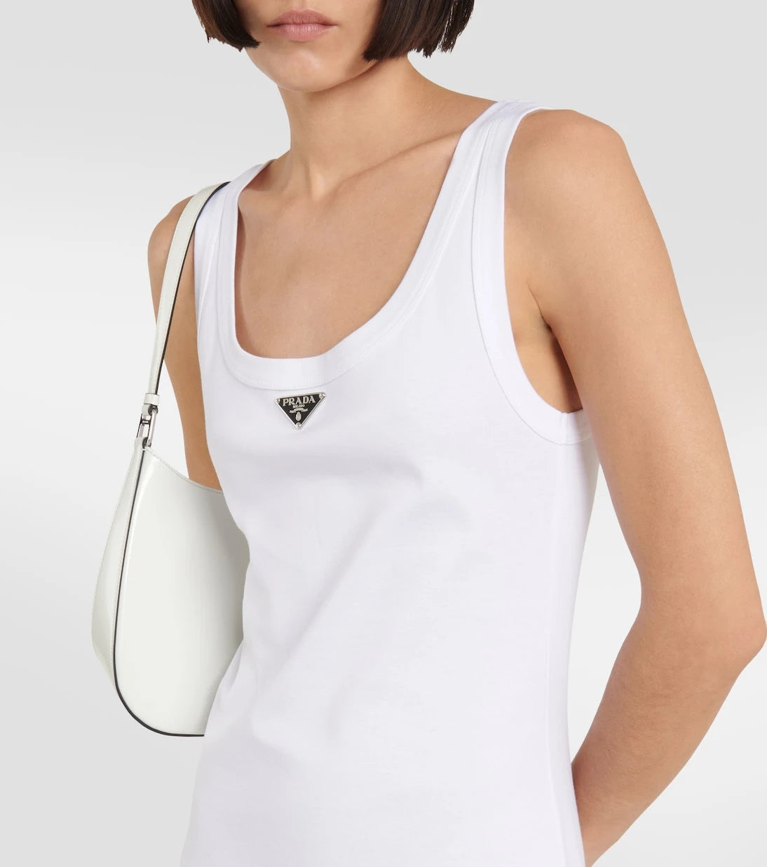 Prada - فستان ماكسي من القطن الجيرسيه مزين بالشعار