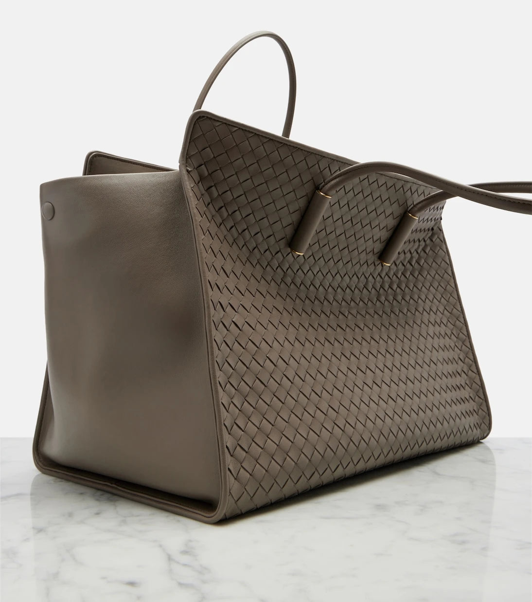 Bottega Veneta - حقيبة باربرا متوسطة الحجم بمقبض علوي من الجلد