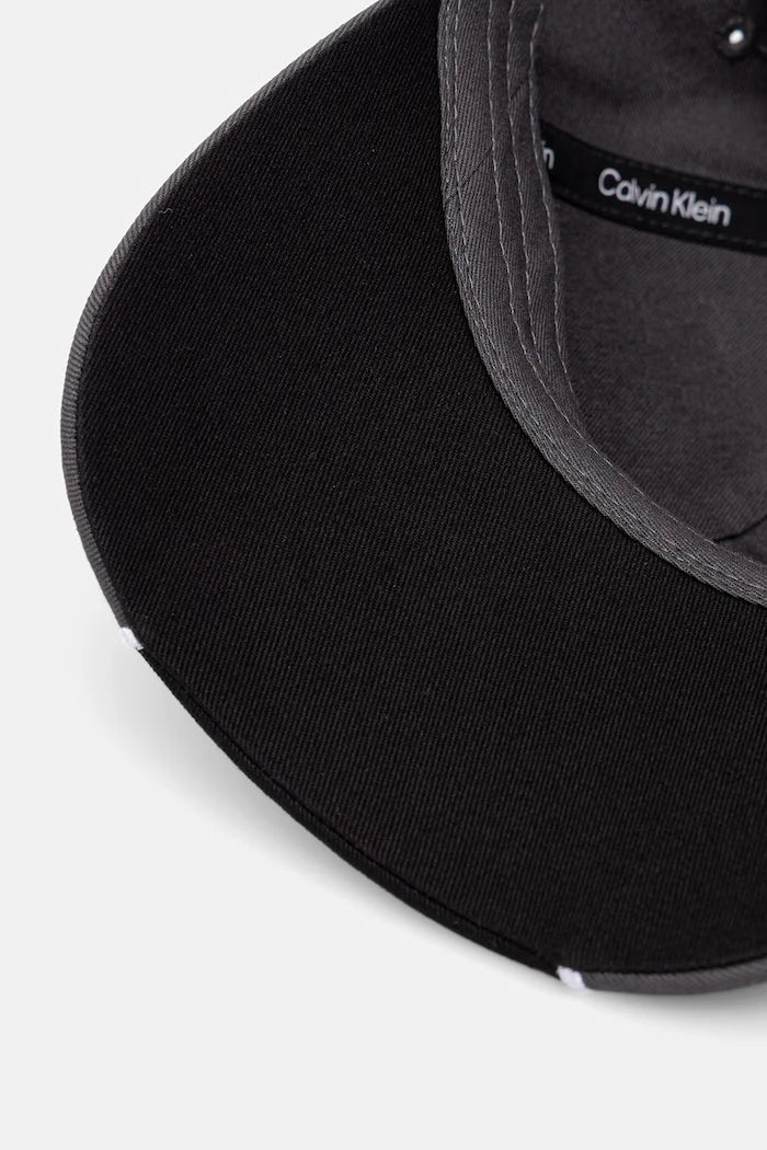 Calvin Klein шапка с козирка от памук