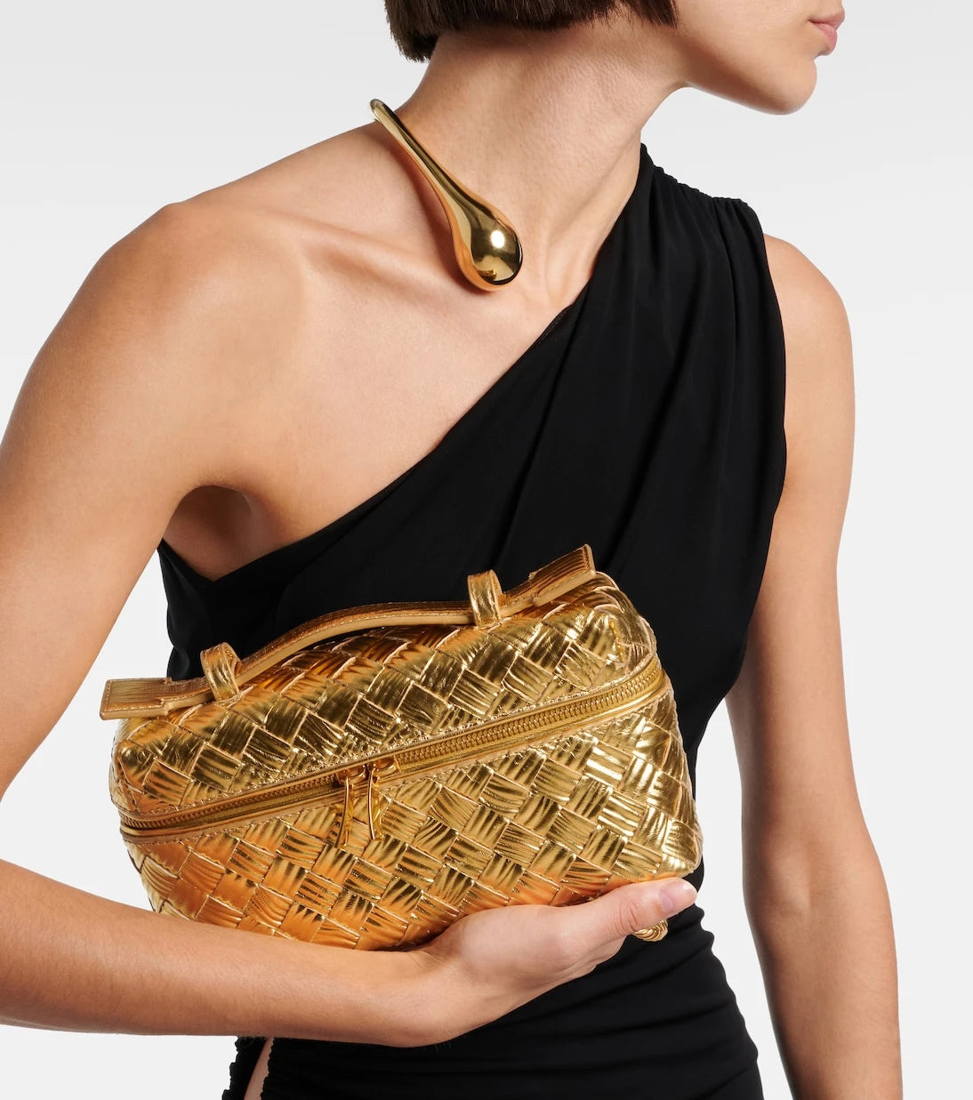 Bottega Veneta - حقيبة فانيتي بانغ بانغ من الجلد الميتالك