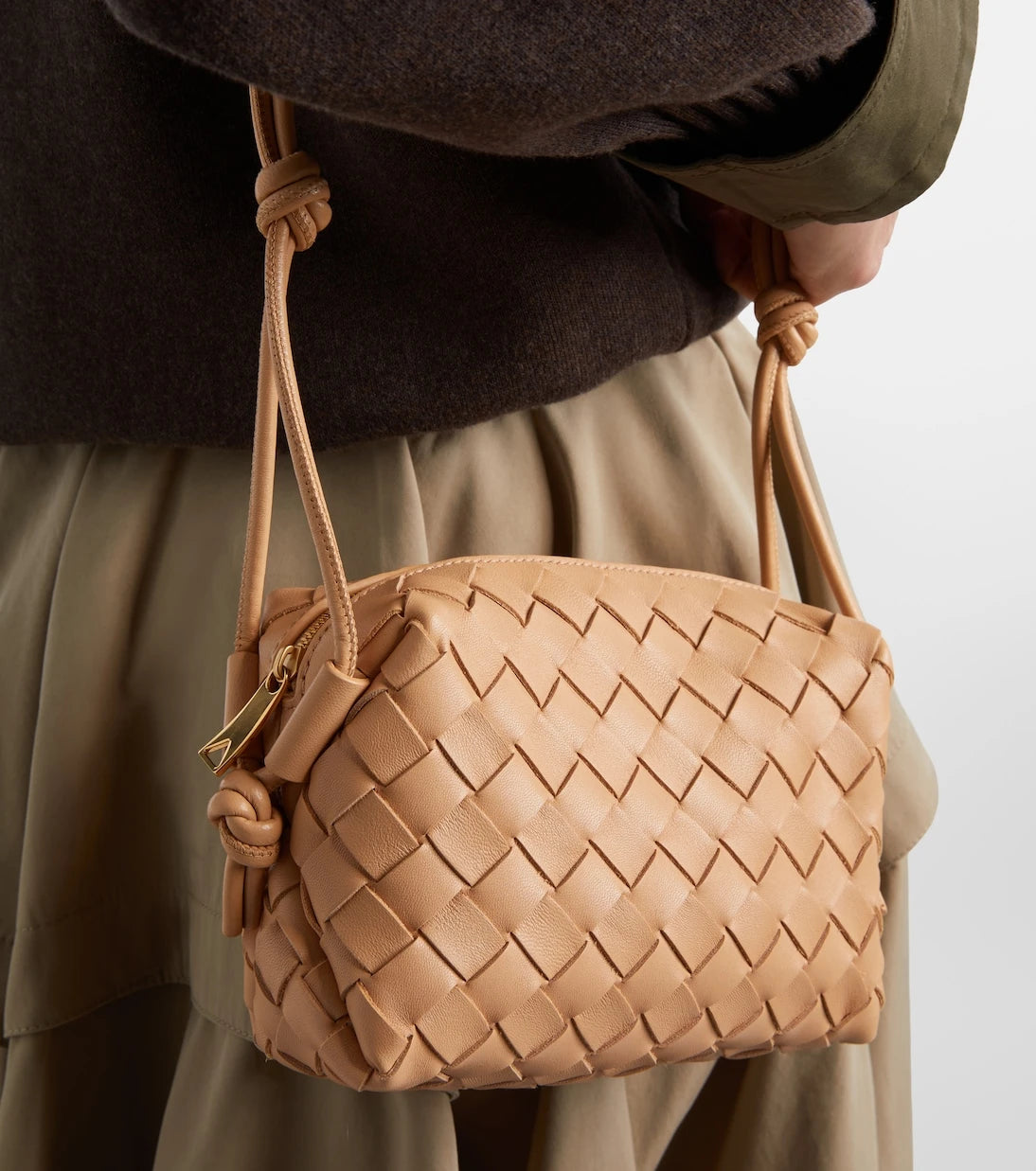 Bottega Veneta - حقيبة كاميرا Loop Mini من الجلد
