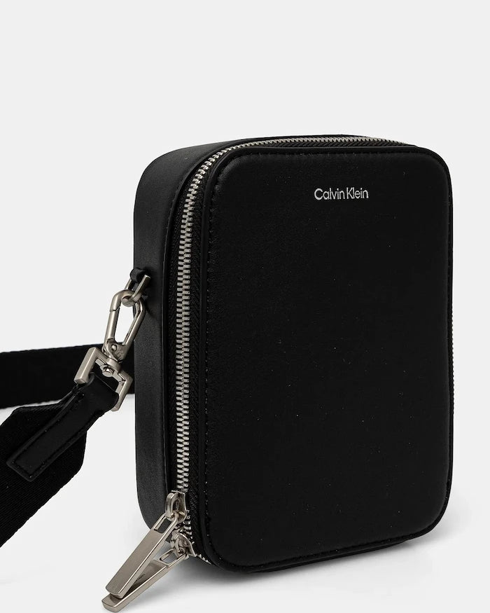 Чанта през рамо Calvin Klein