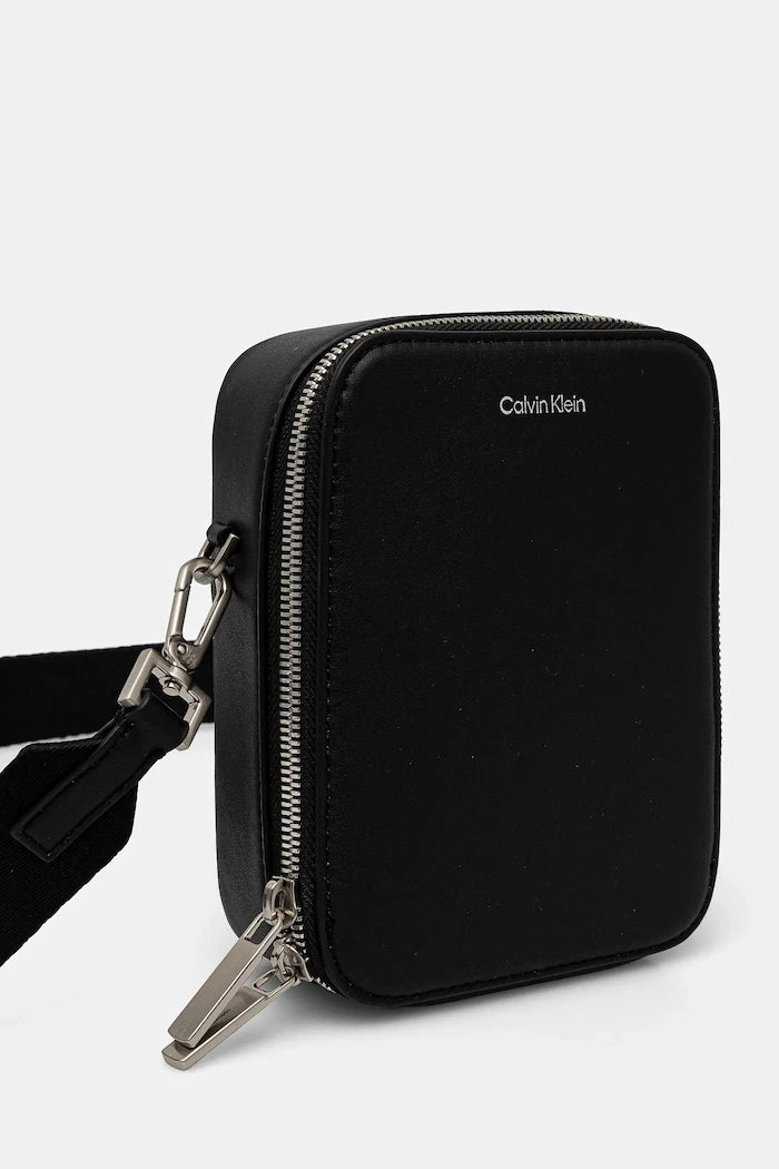 Чанта през рамо Calvin Klein