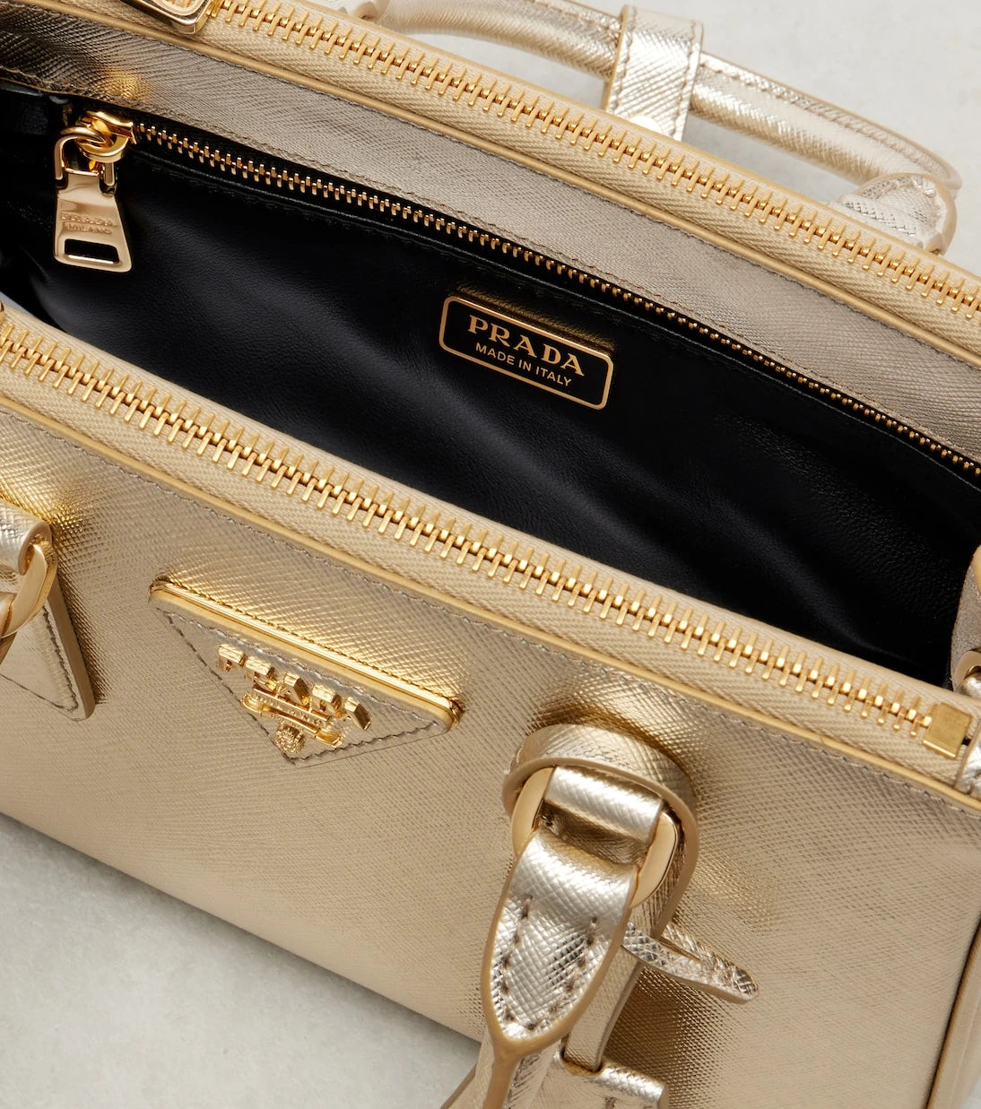 Prada - حقيبة يد Galleria Mini من الجلد اللامع