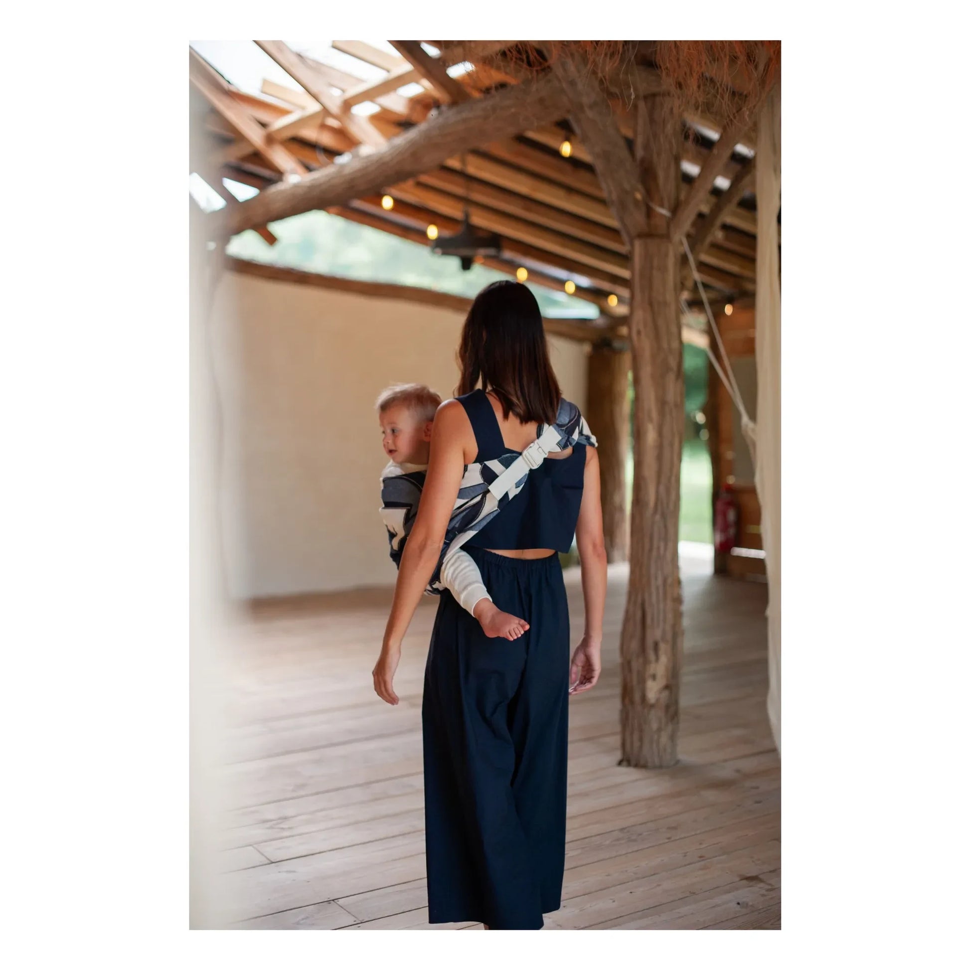 Mama Hangs - Carry &amp; Walk baby carrier | Indigo
