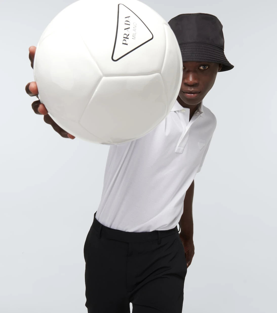 Prada - Logolu kauçuk futbol topu ve taşıyıcısı
