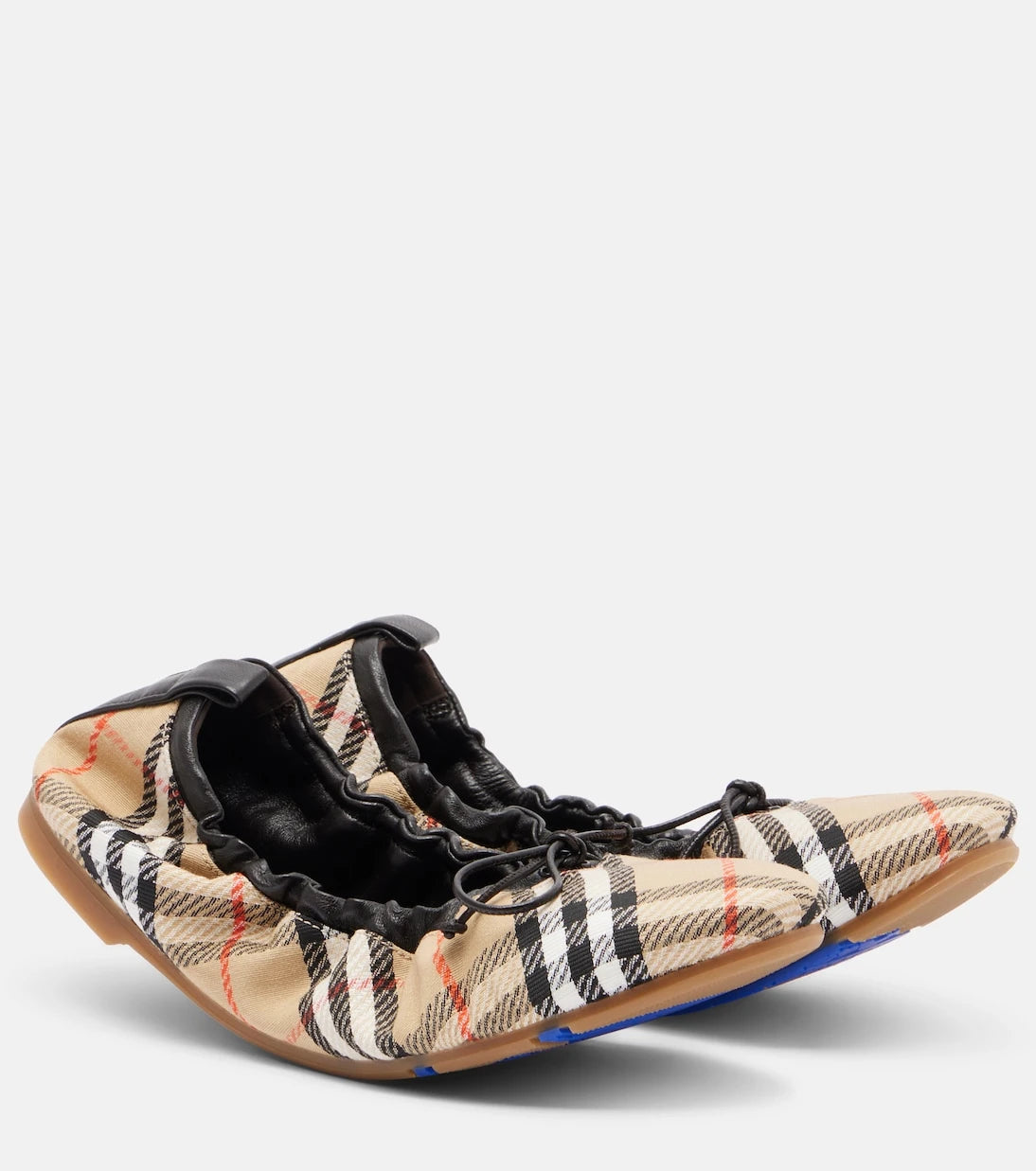 Burberry - حذاء باليه بنقشة مربعات بربري باللون البني الفاتح