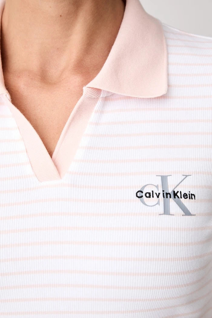 Calvin Klein Jeans yakalı kadın tişörtü