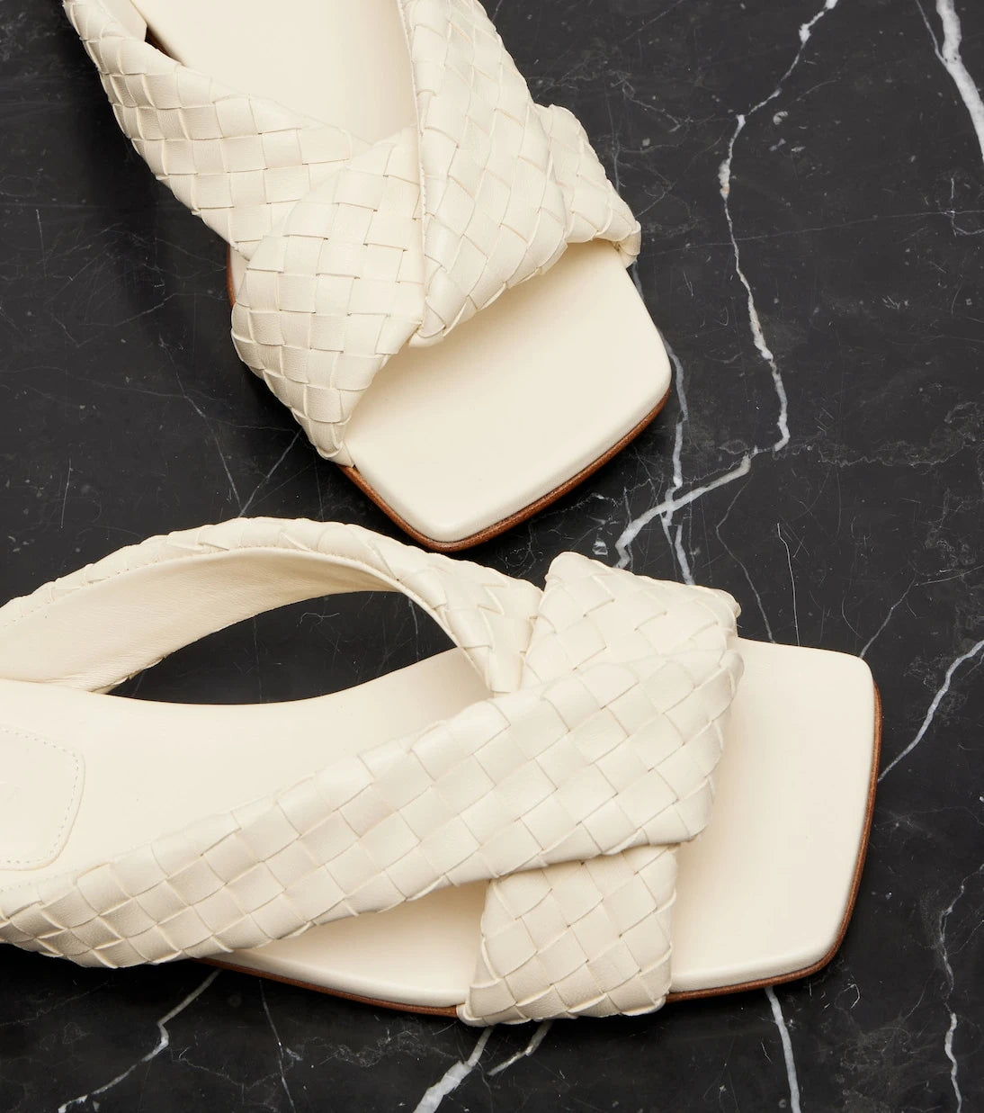 Bottega Veneta - صندل ريڤا جلد بتصميم إنترتشاتو