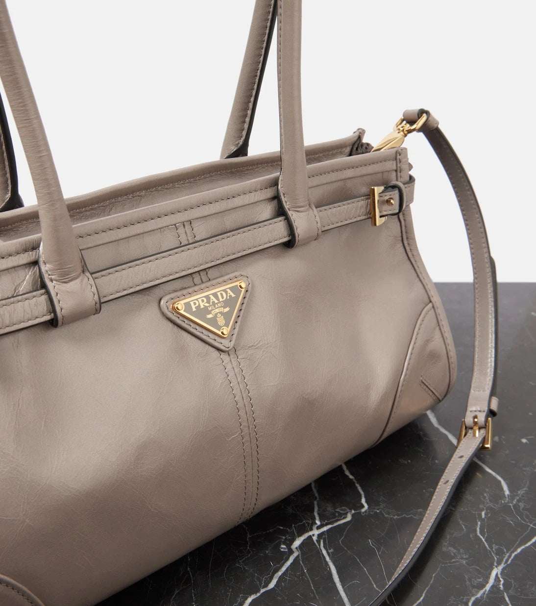 برادا - حقيبة كتف متوسطة من الجلد